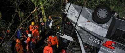 В Индонезии школьный автобус сорвался в ущелье. Погибли более 20 человек - w-n.com.ua - Херсон - Индонезия - Jakarta
