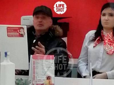 Долги, коллекторы, пошлые фото: в Северодвинске мужчина с обрезом ворвался в микрокредитную организации и взял заложницу - bloknot.ru - Ленинградская обл. - Северодвинск