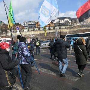 В Ивано-Франковской области протестующие заблокировали курорт Буковель - reporter-ua.com - Ивано-Франковская обл. - Ивано-Франковск