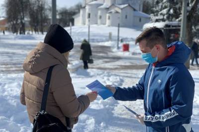 Дмитрий Яковлев - Одиночные пикеты в поддержку вакцинации от COVID-19 провели псковичи - mk-pskov.ru - Псков