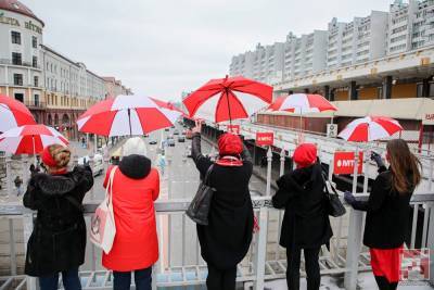 Фотофакт. Девушки под красно-белыми зонтами прогулялись по центру Минска - naviny.by - Минск