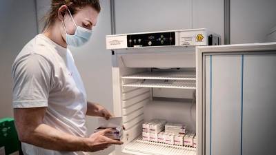 AstraZeneca заверила в безопасности вакцины на фоне отказов от нее в ЕС - iz.ru