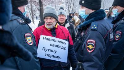 Алексей Навальный - В действиях полицейского, сломавшего руку пенсионерке, не нашли нарушений - svoboda.org - Челябинская обл. - Челябинск