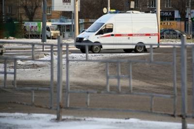 Скорая помощь застряла в неочищенном от снега дворе в Новосибирске - novos.mk.ru - Новосибирск