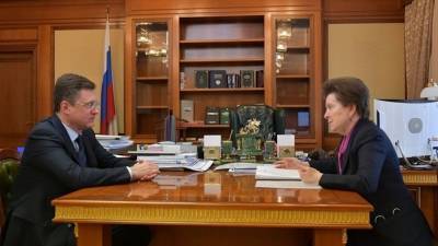 Владимир Путин - Александр Новак - Наталья Комарова - Вице-премьер РФ обсудил с Комаровой вопросы использования попутного нефтяного газа - znak.com - Югра