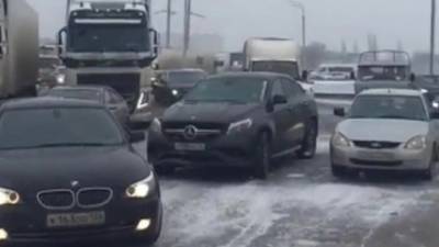 Из-за урагана жители Новороссийска вынуждены остаться дома - vesti.ru - Краснодар - Новороссийск - Ставрополье