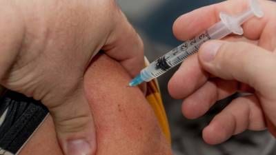 Американская вакцина Novavax показала высокую эффективность против COVID-19 - politros.com - Англия