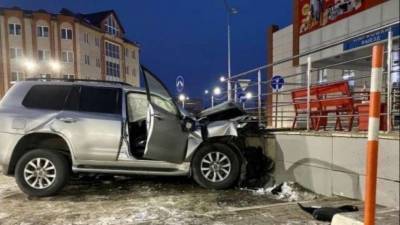 Видео: внедорожник влетел в ограждение ТЦ, уходя от погони. Трое погибли - 5-tv.ru - Новгородская обл. - Великий Новгород