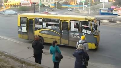 В Киеве засняли "универсального" маршрутчика за рулем: "одним глазом на дорогу, другим - на футбол" - politeka.net - Киев