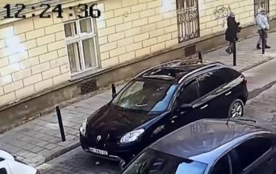 В центре Львова со здания отвалились куски фасада. И упали на стоявшее в пробке авто - kp.ua - Львов - Одесса