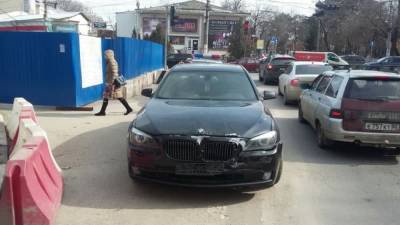 В Крыму задержали пьяных мужчин, которые сбили на BMW полицейского, убегая из кафе - riafan.ru - Крым - Симферополь - Майкоп