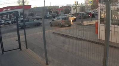 В Воронеже на зебре автомобилист сбил 32-летнюю женщину: появилось видео - vestivrn.ru - Воронеж