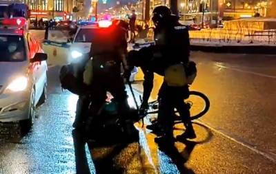 Алексей Навальный - Дмитрий Герасимов - Петербургская полиция сама решит, законно ли ее сотрудники избили велосипедиста на митинге - znak.com - Санкт-Петербург
