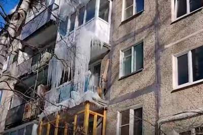 Владельцев балконов в российском городе обязали самостоятельно сбивать сосульки - lenta.ru - Нижний Новгород - р-н Советский