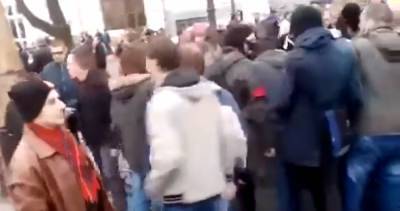 В центре Одессы на глазах у всех порезали человека, видео: "переходил дорогу на светофоре" - odessa.politeka.net - Одесса