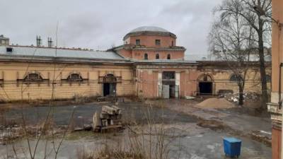В Центральном районе прокуратура проверила захламленные подвалы недалеко от Конюшенного ведомства - piter.tv - Санкт-Петербург