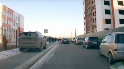 Под Воронежем водителя кроссовера наказали за парковку на тротуаре у школы - vestivrn.ru - Воронеж - Воронежская обл.