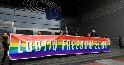 В Польше хотят запретить геям и лесбиянкам усыновлять детей - tsn.ua - Польша