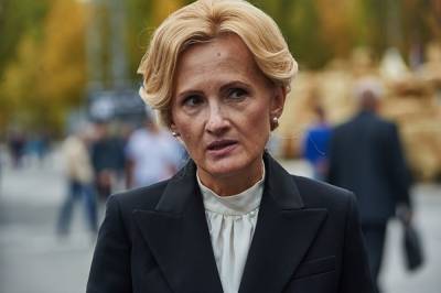 Ирина Ярова - Машина с мигалкой Ирины Яровой остановилась на пешеходном переходе в центре Москвы - znak.com - Москва