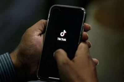 В Луцке школьники ради TikTok снимали видео на могилах - from-ua.com - Луцк - Волынская обл.