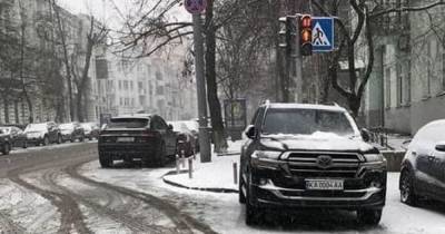 Давид Арахамия - Алексей Билошицкий - Арахамия припарковался на "зебре" возле ОП и был оштрафован - tsn.ua