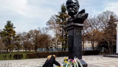 Тарас Шевченко - Владислав Есипенко - Клали цветы к памятнику Шевченко: в оккупированном Крыму задержали 2 украинцев - 24tv.ua - Крым - Симферополь - Кривой Рог - Новости