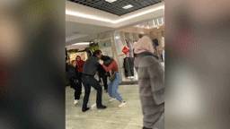 В Махачкале блогерши подрались с компанией парней в торговом центре — видео - reendex.ru - Махачкала