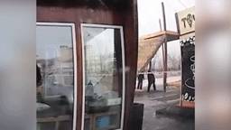 "Апофеоз человеческой глупости": В Улан-Удэ горе-рабочего чуть не придавило при демонтаже деревянной горки — видео - reendex.ru - Улан-Удэ