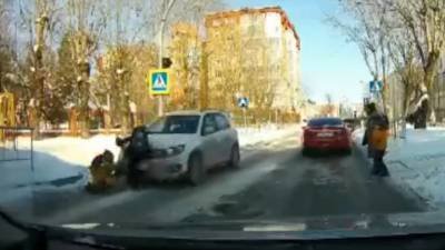 В Тюмени водитель сбил малышей на переходе у школы. Видео - vesti.ru - Тюмень