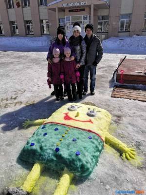 Буренка-кокетка, Емеля, Губка Боб и гусеница поселились на площади в Долинске - sakhalin.info - Долинск