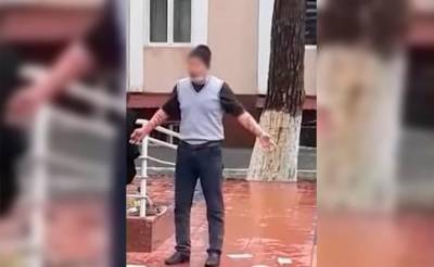 В Ферганской области мужчина пытался покончить с собой перед Народной приемной, перерезав себе вены на обеих руках - podrobno.uz - Узбекистан - Ташкент