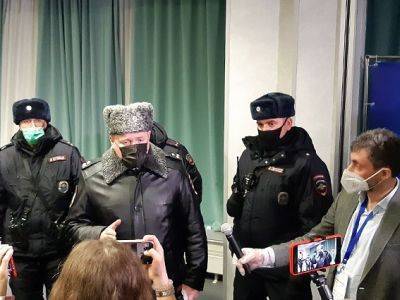 Полиция задержала оппозиционеров и журналистов на форуме в Москве - kasparov.ru - Москва