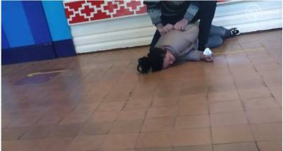 В Мариуполе в 34 школе пьяная мать ученика устроила дебош, сломав нос и вывихнув плечо двум педагогам, видео - ТЕЛЕГРАФ - telegraf.com.ua - Мариуполь