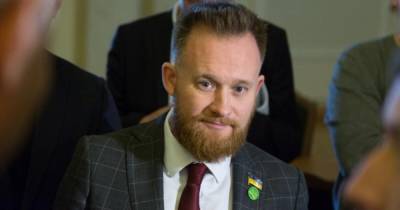 Владимир Зеленский - Нардеп от "Слуги" опоздал на партийный съезд, забыл бейдж и нагрубил охраннику - dsnews.ua - Киев
