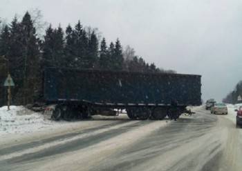 Фура едва не вылетела в кювет на трассе "Вологда - Новая Ладога" - vologda-poisk.ru - Вологда