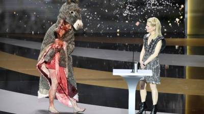 Жан Кастекс - Актриса разделась на сцене кинопремии «Сезар» в знак протеста - skuke.net - Франция - Париж - Новости