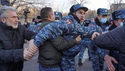 Армен Саркисян - Никола Пашинян - У резиденции президента Армении начались столкновения протестующих и полиции - gazeta.ru