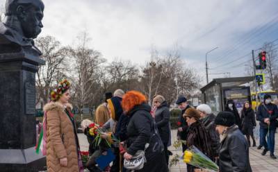 Тарас Шевченко - В Крыму арестовали людей, принесших цветы к памятнику Тарасу Шевченко - news.bigmir.net - Крым - Симферополь