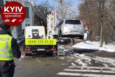 Александр Куницкий - В Киеве эвакуатор увез авто неправильно припарковавшегося “слуги” - news.bigmir.net - Киев