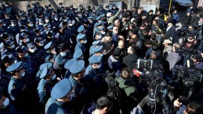 Никол Пашинян - Армен Саркисян - Никола Пашинян - Стычки между митингующими и полицией начались в Ереване - 5-tv.ru - Армения - Ереван - Премьер-Министр