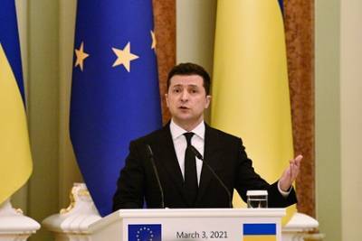 Владимир Зеленский - Зеленский рассказал о «засланных казачках» и противодействии олигархов - lenta.ru