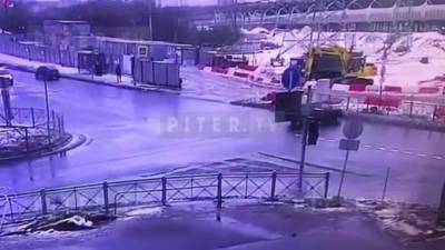На пересечении Планерной и Шуваловского легковушка врезалась в забор - piter.tv - Санкт-Петербург