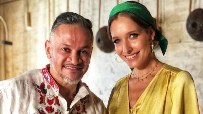 Екатерина Осадчая - Хименес-Бра Эктора - Катя Осадчая - Катя Осадчая покорила ярким образом в желтой блузке и красных брюках: фото - 24tv.ua