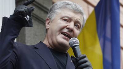 Петр Порошенко - Николай Азаров - Стало известно, откуда у Порошенко несколько грузовиков денег - vesti.ru