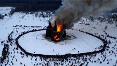 Огненное видео: огромный замок сожгли на Масленицу под Калугой - 5-tv.ru - Россия