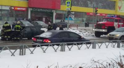 Толпа спасателей на коленях у обломков авто: что произошло у торгового центра в Брагино - progorod76.ru - Ярославская обл. - Ярославль