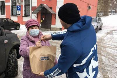 Псковским пенсионерам подарили продуктовые наборы к Масленице - mk-pskov.ru - Псков
