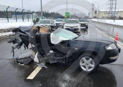 В Москве машину разорвало пополам после столкновения со столбом - ya62.ru - Москва - Зеленоград