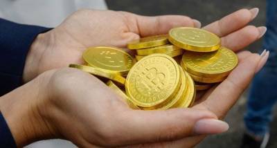 Курс биткоина впервые в истории превысил 60 тыс. долларов - enovosty.com - США