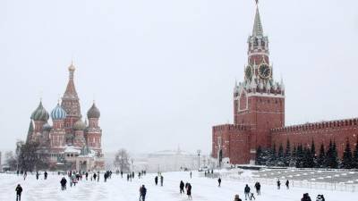 Видео: москвич пробежался голым по Красной площади, начитавшись Достоевского - 5-tv.ru - Москва